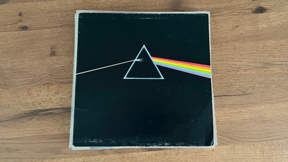 Das Cover der Platte "Dark Side Of The Moon" von Pink Floyd liegt auf einem Tisch. © Parlophone Label Group (Plg) (Warner) 