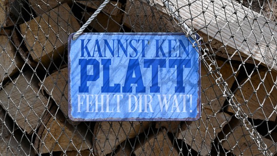 Schild mit der Aufschrift "Kannst Ken Platt Fehlt Dir Watt" © IMAGO / fossiphoto 