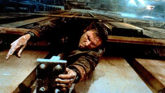 Der Schauspieler Harrison Ford hängt an einer Fassade in "Blade Runner" von Ridley Scott © imago/EntertainmentPictures 
