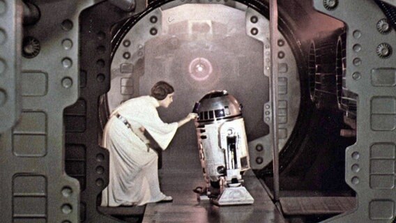 Filmszene aus "Star Wars - Krieg der Sterne" mit Prinzessin Leia Organa (Carrie Fisher) und R2D2 © imago/United Archives 