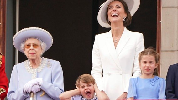 Die englische Queen Elizabeth II. mit Herzogin Kate und ihren Enkeln auf dem Balkon vom Buckhingham Palace bei der Feier Trooping Colours am 2. Juni 2022 © Jonathan Brady/Pool PA/AP/dpa +++ dpa-Bildfunk Foto: Jonathan Brady