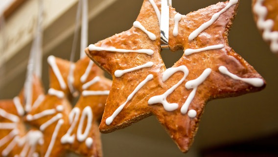 Sternenförmige Kekse hängen an einer Tür © Fotolia.com Foto: swa182