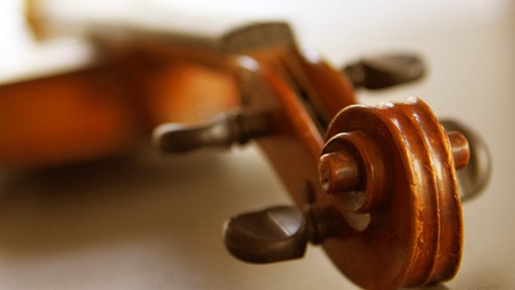 Eine alte Geige, die perspektivisch aufgenommen ist. © picture alliance / dpa Foto: Kai Schwabe