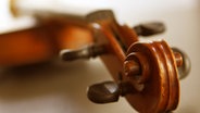 Eine alte Geige, die perspektivisch aufgenommen ist. © picture alliance / dpa Foto: Kai Schwabe