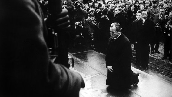 Der Kniefall von Willy Brandt vor Mahnmal im einstigen jüdischen Ghetto in Warschau. © picture alliance 
