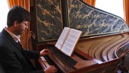 Winfried Dahlke spielt das Cembalo Universale im Organeum. © NDR Foto: Eva Rössler