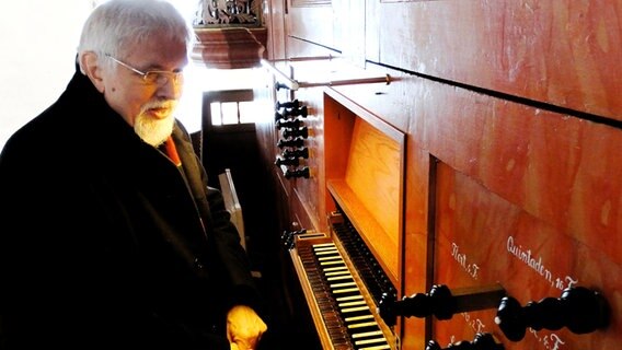 Harald Vogel sitzt an einer Arp-Schnitger Orgel © NDR.de Foto: Hans-Heinrich Raab
