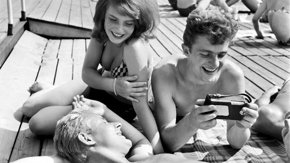 Junge Badende an einem Schwimmbad im Herzen von Prag hören Radio (Archivbild von 1963) © imago stock&people 