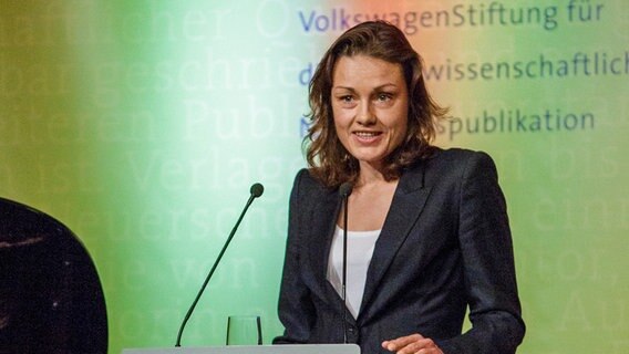 Katja Kraus hält eine Rede © Volkswagenstiftung Foto: Sven Stolzenwald