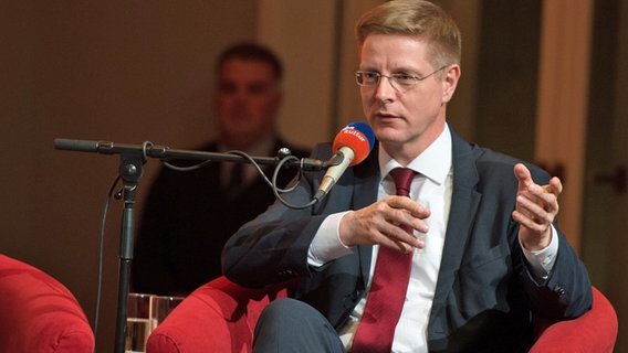 Hendrik Brandt, Chefredakteur "Hannoversche Allgemeinen Zeitung" auf spricht in ein Mikrofon © NDR.de Foto: Sebastian Gerhard