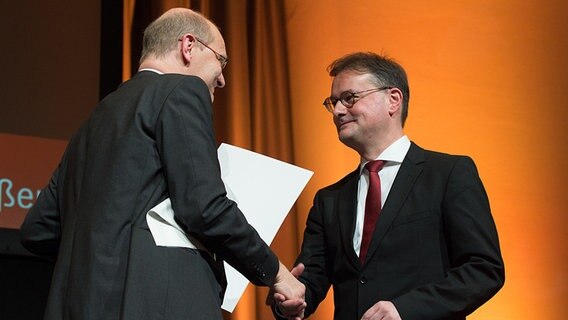 Joachim Knuth überreicht Jörn Leonhardt die Gewinner-Urkunde © NDR.de Foto: Sebastian Gerhard