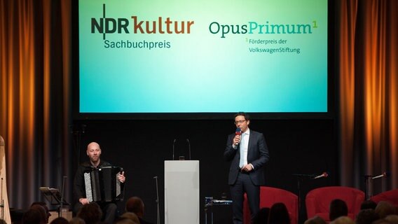 Moderator Ulrich Kühn auf der Bühne © NDR.de Foto: Sebastian Gerhard