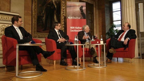 Gespräch der Herausgeber des Gewinner-Buches mit Denis Scheck © NDR Online Foto: Jim Strunck