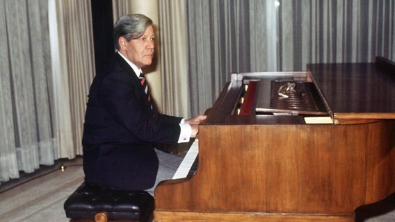 Helmut Schmidt am Klavier © picture-alliance / dpa 