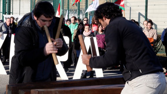 Das baskische Musikinstrument Txalaparta. © picture alliance / AP Photo | ltomlinson Foto: Bob Edme