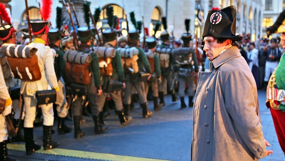 Ein als Napoleon Bonaparte verkleideter Darsteller in Leipzig © dpa - Bildfunk Foto: Jan Woitas