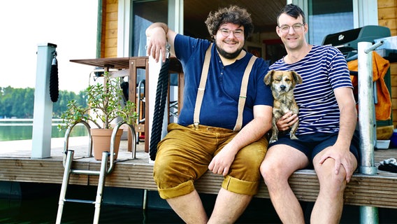 Die Autoren der Hörspielserie: Axel Ranisch (li.) und Paul Zacher (re.) mit Hund Woody auf ihrem Hausboot "Bente". Die Autoren der Hörspielserie: Axel Ranisch (li.) und Paul Zacher (re.) mit Hund Woody auf ihrem Hausboot "Bente". © Dennis Pauls Foto: Dennis Pauls