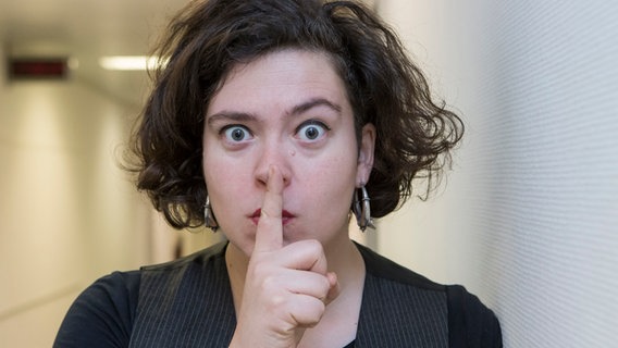 Nora Gomringer hält den Finger auf den Mund © NDR/Cordula Kropke Foto: Cordula Kropke