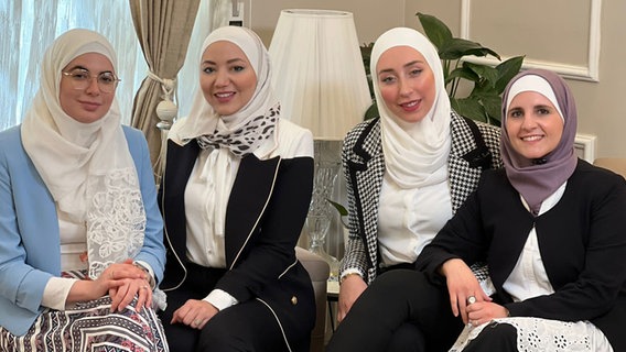 Die Gründerinnen von raidat.de (v.l.): Lyn, Reham, Nour und Salma © Kadriye Acar/NDR Foto: Kadriye Acar