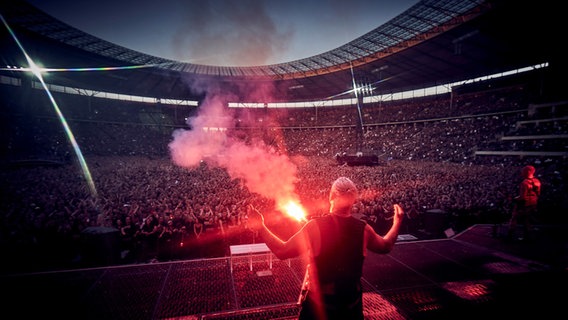 Till Lindemann im Berliner Olympiastadion (04.06.2022). © picture alliance/dpa/Rammstein | Jens Koch 