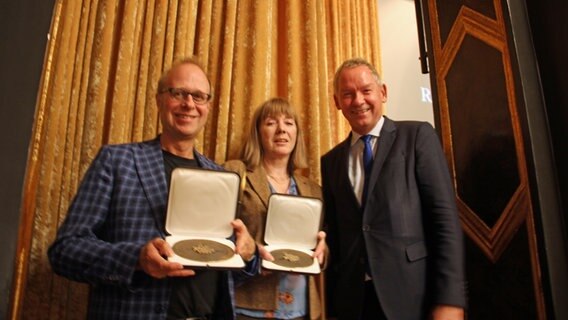 Die mit dem Robert-Geisendörfer-Preis 2018 ausgezeichneten Oliver Sturm und Anna Pein freuen sich mit dem NDR Intendanten Lutz Marmor über ihren Preis. © NDR/ Eva Solloch Foto: Eva Solloch