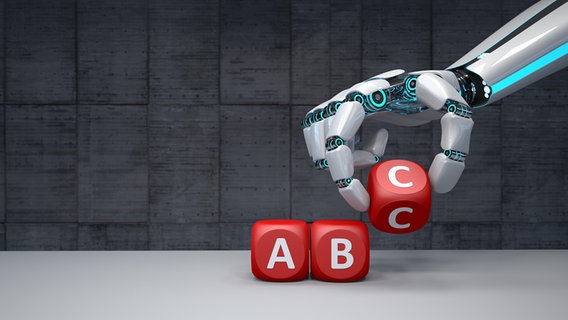 Eine Roboterhand legt einen Würfel mit der Aufschrift "C" neben zwei andere Würfel mit den Aufschriften "A" und "B". © picture alliance / Zoonar Foto: Alexander Limbach