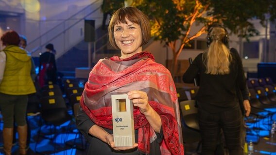 Annette Kehnel mit dem NDR Sachbuchpreis. © NDR Foto: Axel Herzig