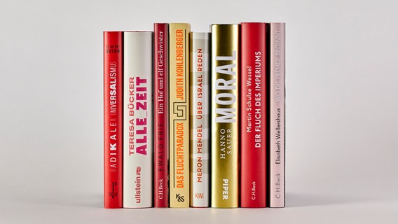 Die Buchrücken der acht nominierten Bücher für den Deutschen Sachbuchpreis. © Christof Jakob 