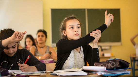 Schülerinnen melden sich während des Unterrichts © Körber-Stiftung/Maria Feck 