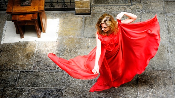 Tanzende Frau im Kleid © Photocase Foto: javiindy