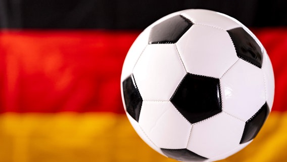 Fußball vor deutscher Nationalflagge © picture alliance / CHROMORANGE | Michael Bihlmayer 