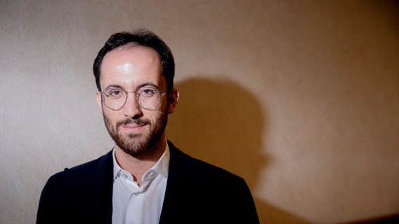 Igor Levit, Pianist, steht vor seiner Auszeichnung durch das Internationale Auschwitz Komitee mit der Statue «B» als «Gabe der Erinnerung» im Maritim Hotel Berlin. © picture alliance/dpa | Christoph Soeder 