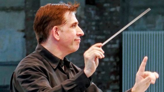Der Dirigent Nicholas Milton © NDR Foto: Christiane Irrgang