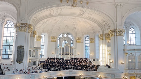 Blick über die Empore auf den Chor im Michel © NDR Foto: Ulrike Henningsen