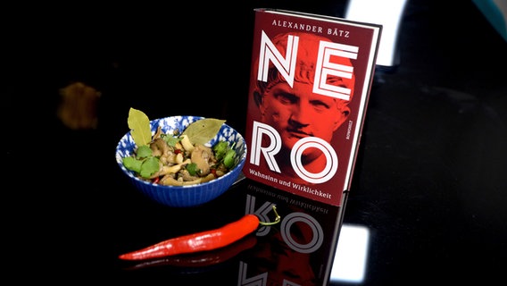 Eine Schale mit Pilzragout mit Koriander und Lorbeer und das Buch "Nero" von Alexander Bätz - Folge 82 von eat.READ.sleep dem Literaturpodcast © Patricia Batlle / NDR Foto: Patricia Batlle