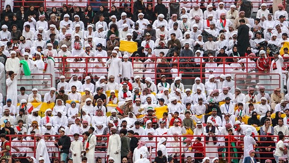 Arabische Fußball-Fans sitzen und stehen auf der Tribüne des Mohammed bin Zayed Stadiums in Abu Dhabi. © picture alliance / Actionplus Foto: Actionplus