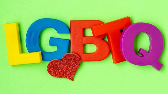 Bunte Plastik-Buchstaben formen das Wort LGBTQ, darunter ein rotes Herz © picture alliance / Zoonar | GRAZVYDAS JANUSKA 