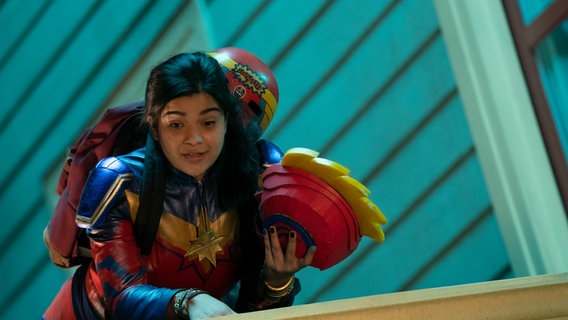 Schauspielerin Iman Vellani als Superheldin Kamala Khan in der Disney+-Serie "Ms. Marvel" © disney + 