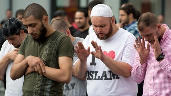 Junge islamische Männer beten © picture alliance / dpa Foto: Boris Roessler