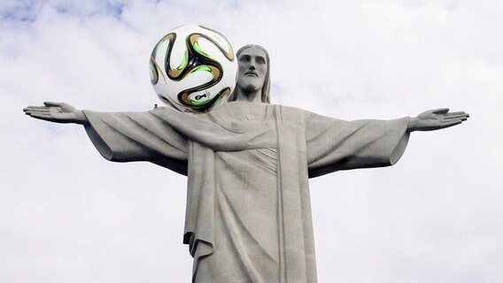 Christus-Statue mit Fußball. © ATP Foto: ATP
