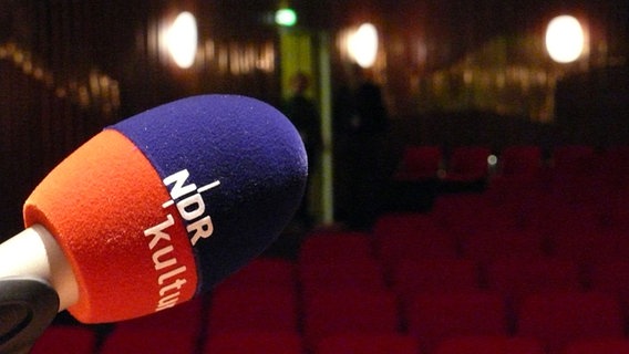NDR Kultur Mikrofon auf der Bühne im Kleinen Sendesaal des Landesfunkhauses Niedersachsen in Hannover © NDR.de Foto: Willem Konrad