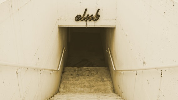 Eine Treppe führt zu einem dunklen Eingang. Darüber die Aufschrift "club". © photocase | matlen Foto: matlen