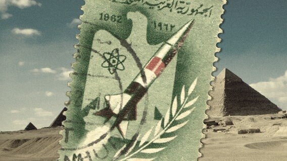 Eine ägyptische Briefmarke, die eine Rakete zeigt. Im Hintergrund Pyramiden. © Sergey Nezhinkiy / Alamy Stock Foto | picture alliance/United Archives | Walter Rudolph (m) Foto: Sergey Nezhinkiy / Walter Rudolph