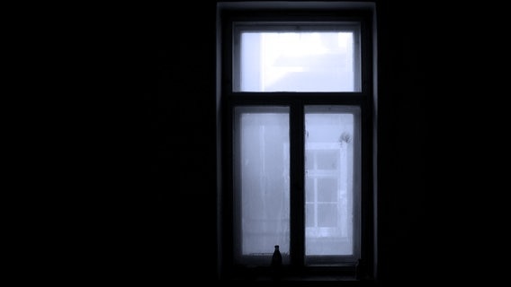 Fahles Licht scheint durch ein Fenster in einen ansonsten vollständig dunklen Raum. © photocase / Bratscher Foto: Bratscher