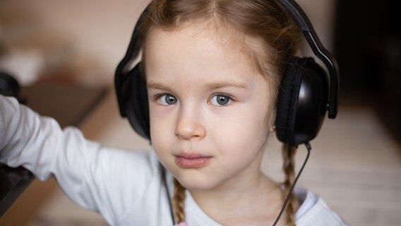 Mädchen hört über Kopfhörer Musik. © photocase.de Foto: Laura P