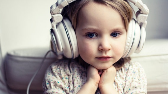 Kleines Mädchen hört über Kopfhörer Musik. © Katrin Bpunkt / photocase.de 
