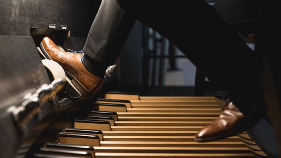 Mann spielt Orgel mit Pedal © Photocase Foto: Katharina Gebauer