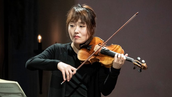 Die koreanische Geigerin Suyeon Kang ist Konzertmeisterin der Kammerakademie Potsdam © NDR Foto: Christiane Irrgang