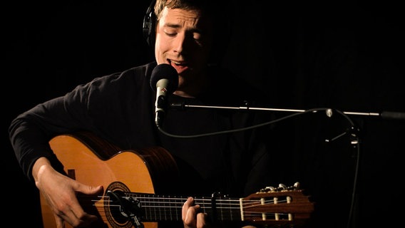 Der britische Singer-Songwriter Charlie Cunningham. © NDR Foto: Lasse Teubner