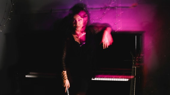 Die Sängerin Natacha Atlas vor einem Klavier © Natacha Atlas Foto: Samir Bahrir
